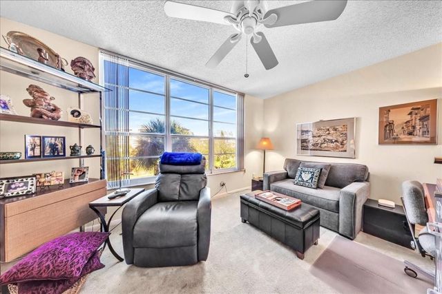 545 Oaks Lane 403, Pompano Beach, FL 33069