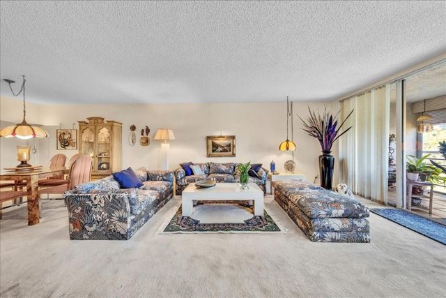 545 Oaks Lane 403, Pompano Beach, FL 33069