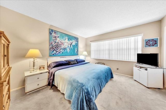 545 Oaks Lane 403, Pompano Beach, FL 33069