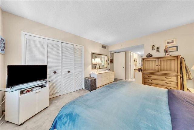 545 Oaks Lane 403, Pompano Beach, FL 33069