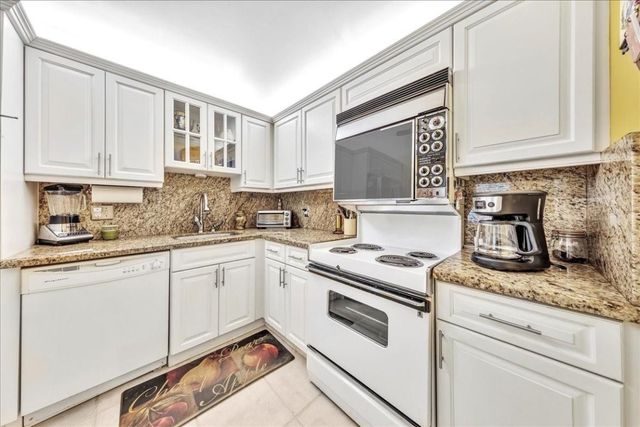 545 Oaks Lane 403, Pompano Beach, FL 33069