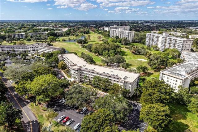 545 Oaks Lane 403, Pompano Beach, FL 33069