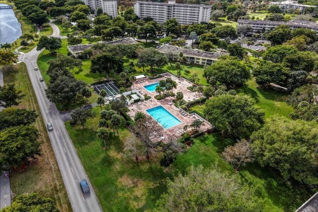 545 Oaks Lane 403, Pompano Beach, FL 33069
