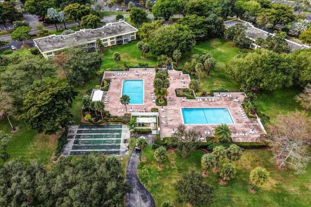 545 Oaks Lane 403, Pompano Beach, FL 33069