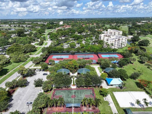 545 Oaks Lane 403, Pompano Beach, FL 33069