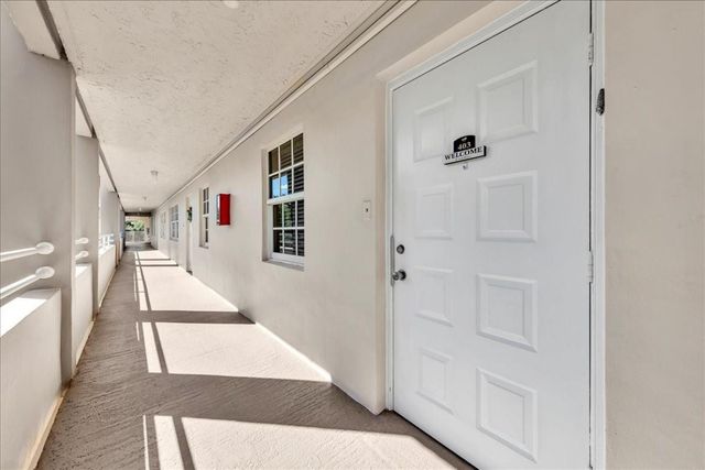 545 Oaks Lane 403, Pompano Beach, FL 33069