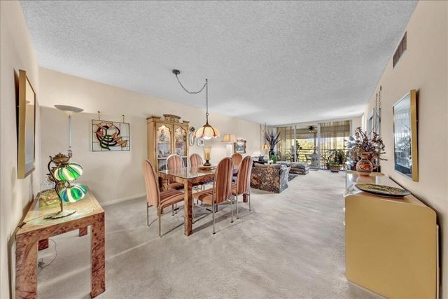 545 Oaks Lane 403, Pompano Beach, FL 33069