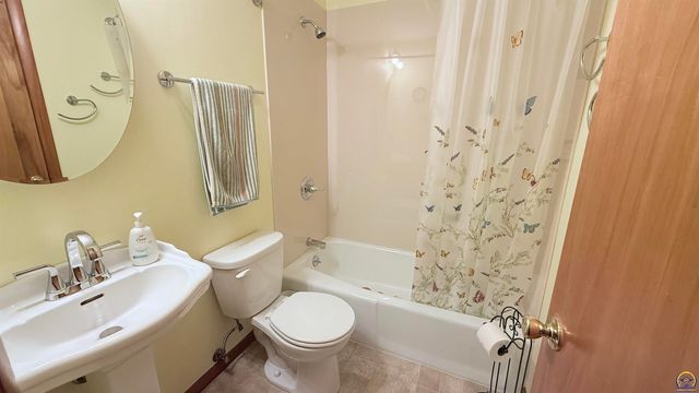 2606 SW 9th St, Topeka, KS 66606