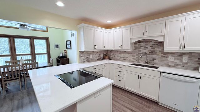 2606 SW 9th St, Topeka, KS 66606