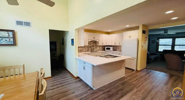 2606 SW 9th St, Topeka, KS 66606
