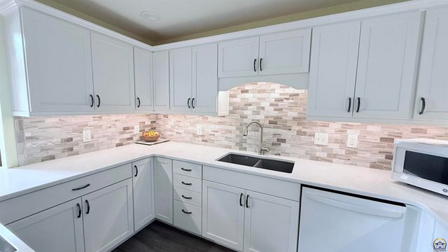 2606 SW 9th St, Topeka, KS 66606