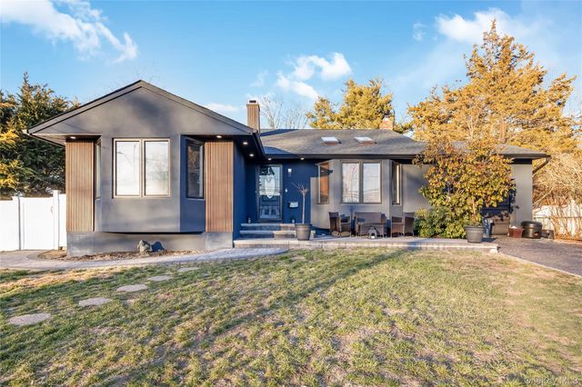 35 Crossway Drive, Deer Park, NY 11729