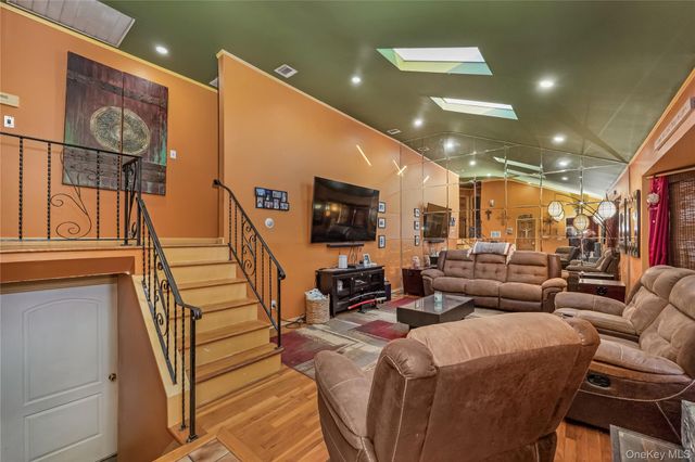 35 Crossway Drive, Deer Park, NY 11729