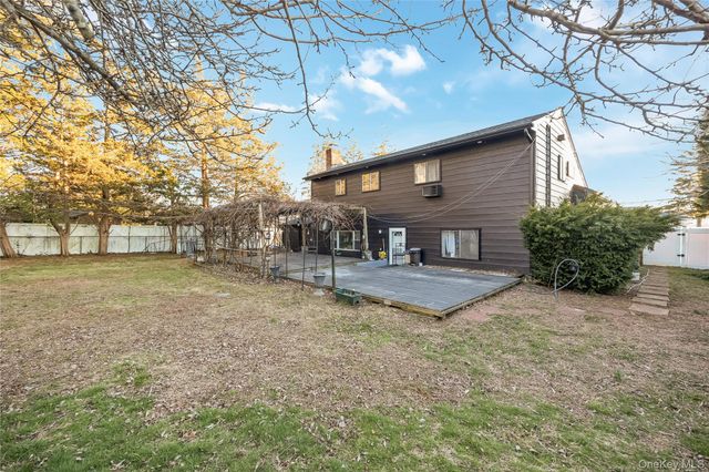 35 Crossway Drive, Deer Park, NY 11729