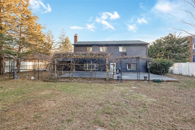 35 Crossway Drive, Deer Park, NY 11729