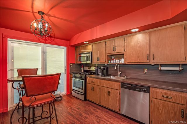 35 Crossway Drive, Deer Park, NY 11729