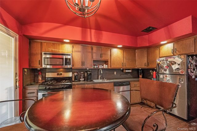 35 Crossway Drive, Deer Park, NY 11729