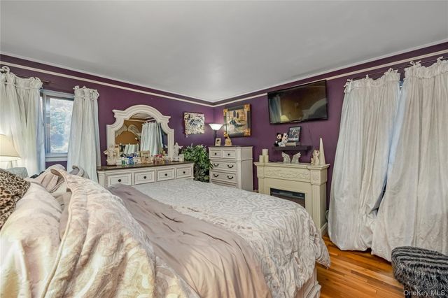 35 Crossway Drive, Deer Park, NY 11729