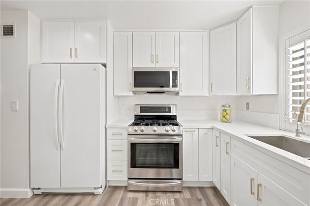5255 Coldwater Canyon E, Sherman Oaks, CA 91401