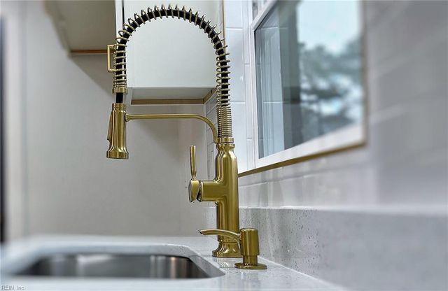 19 Wakefield RD, Newport News, VA 23606