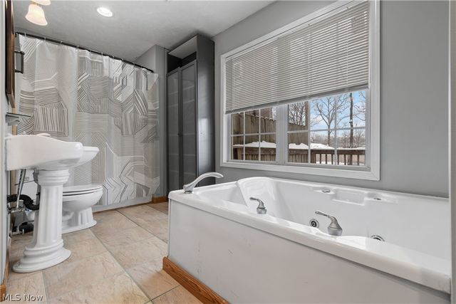 4885 Will Drive, New Franklin, OH 44319