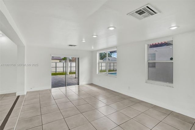 5750 NW 111th St, Hialeah, FL 33012