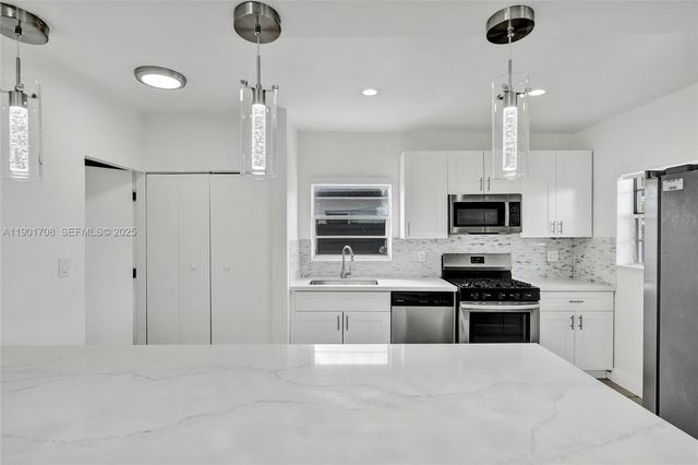 5750 NW 111th St, Hialeah, FL 33012