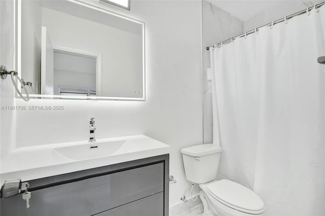 5750 NW 111th St, Hialeah, FL 33012