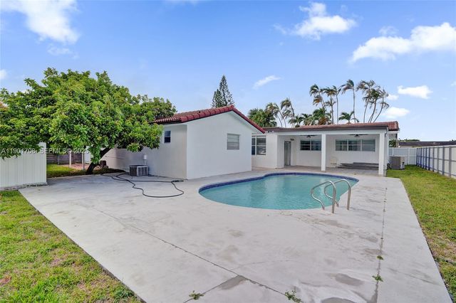 5750 NW 111th St, Hialeah, FL 33012