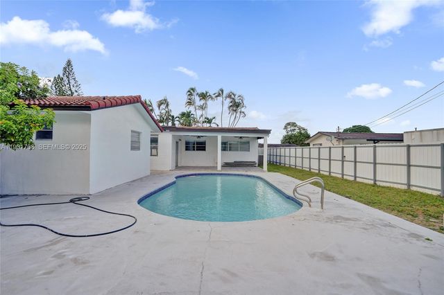 5750 NW 111th St, Hialeah, FL 33012