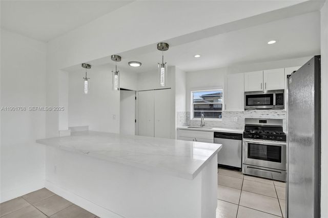 5750 NW 111th St, Hialeah, FL 33012