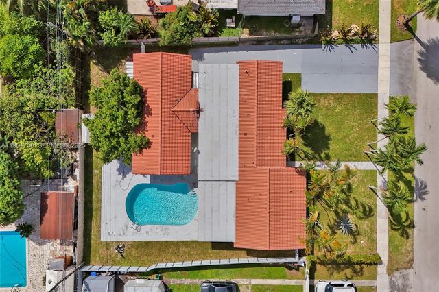5750 NW 111th St, Hialeah, FL 33012