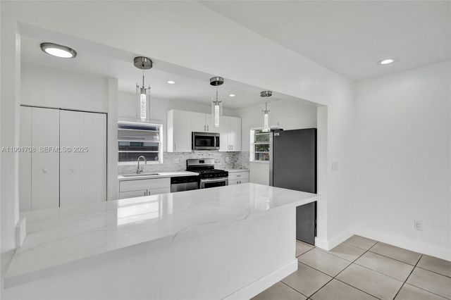 5750 NW 111th St, Hialeah, FL 33012