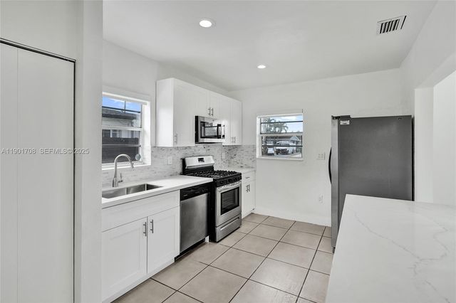 5750 NW 111th St, Hialeah, FL 33012