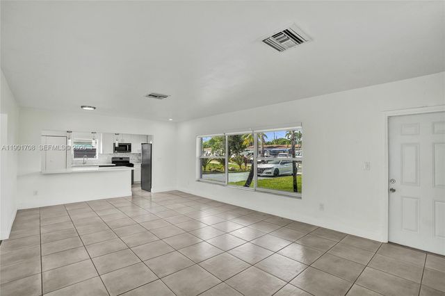 5750 NW 111th St, Hialeah, FL 33012