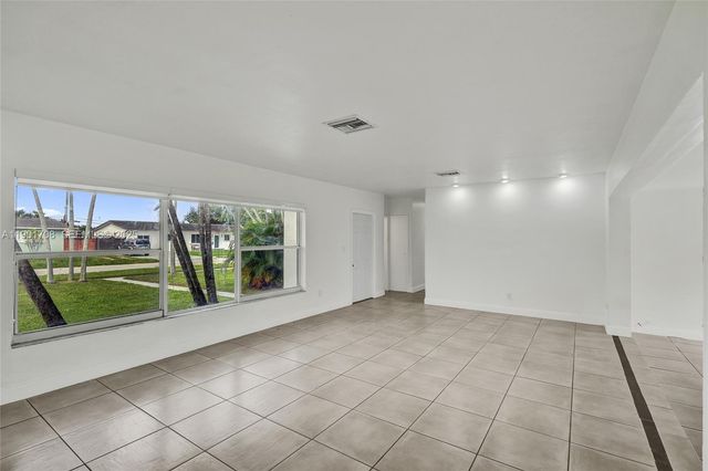 5750 NW 111th St, Hialeah, FL 33012