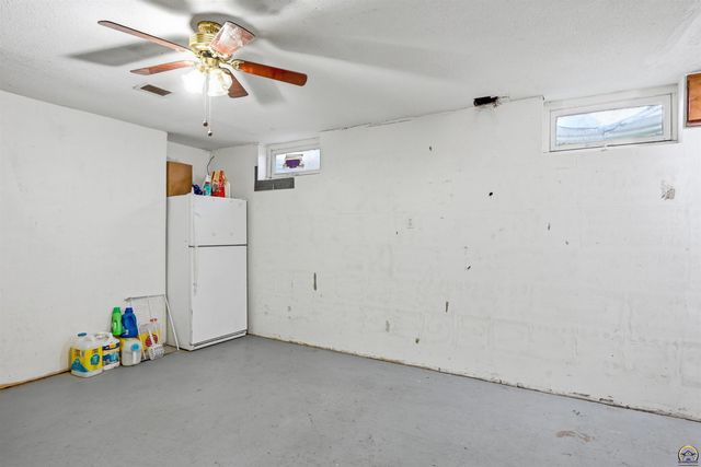 6800 SW Crestwood DR, Topeka, KS 66619