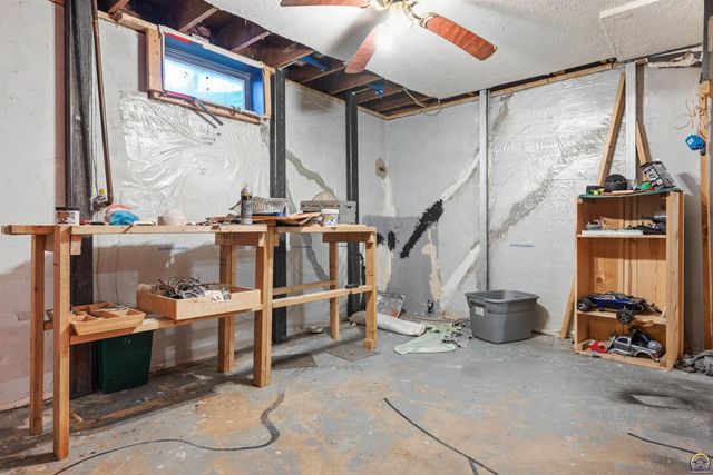 6800 SW Crestwood DR, Topeka, KS 66619