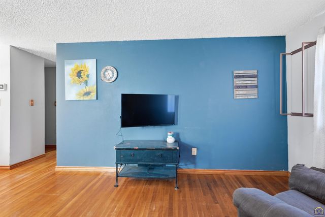 6800 SW Crestwood DR, Topeka, KS 66619