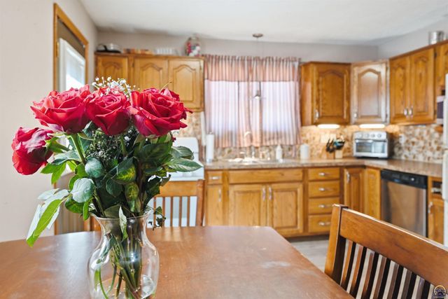 6800 SW Crestwood DR, Topeka, KS 66619