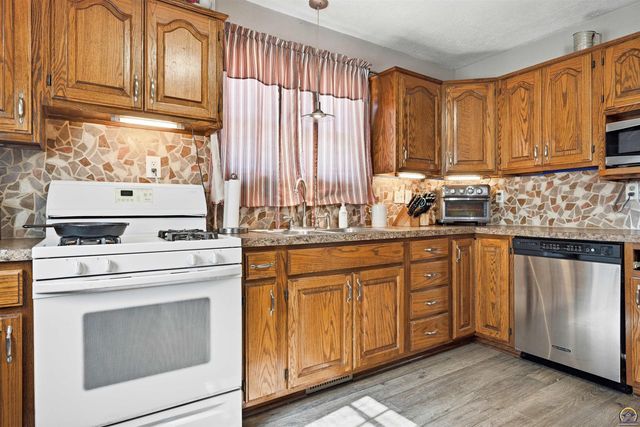 6800 SW Crestwood DR, Topeka, KS 66619