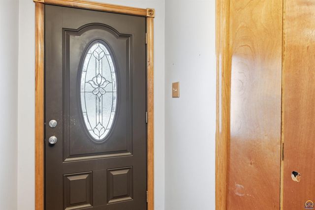 6800 SW Crestwood DR, Topeka, KS 66619