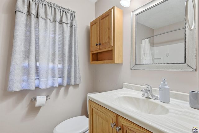 6800 SW Crestwood DR, Topeka, KS 66619