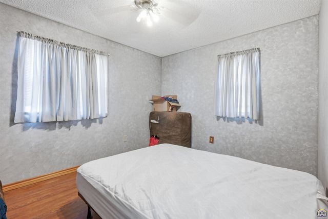 6800 SW Crestwood DR, Topeka, KS 66619