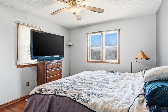 6800 SW Crestwood DR, Topeka, KS 66619