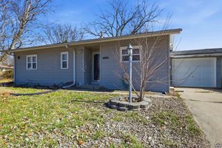 6800 SW Crestwood DR, Topeka, KS 66619