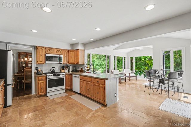 4071 Shore Crest Drive, West Bloomfield Charter Township, MI 48323