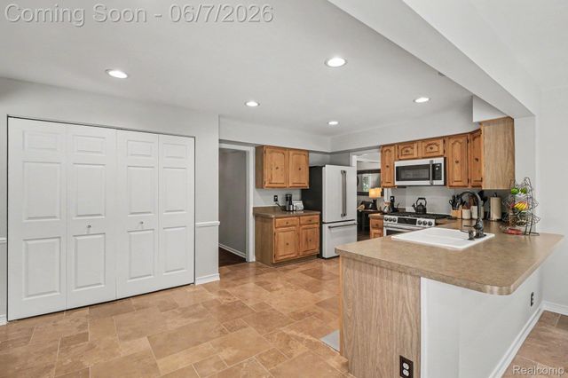 4071 Shore Crest Drive, West Bloomfield Charter Township, MI 48323