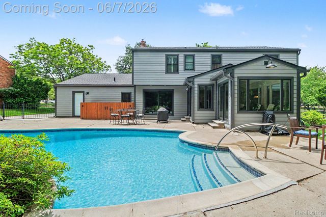 4071 Shore Crest Drive, West Bloomfield Charter Township, MI 48323