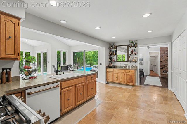 4071 Shore Crest Drive, West Bloomfield Charter Township, MI 48323